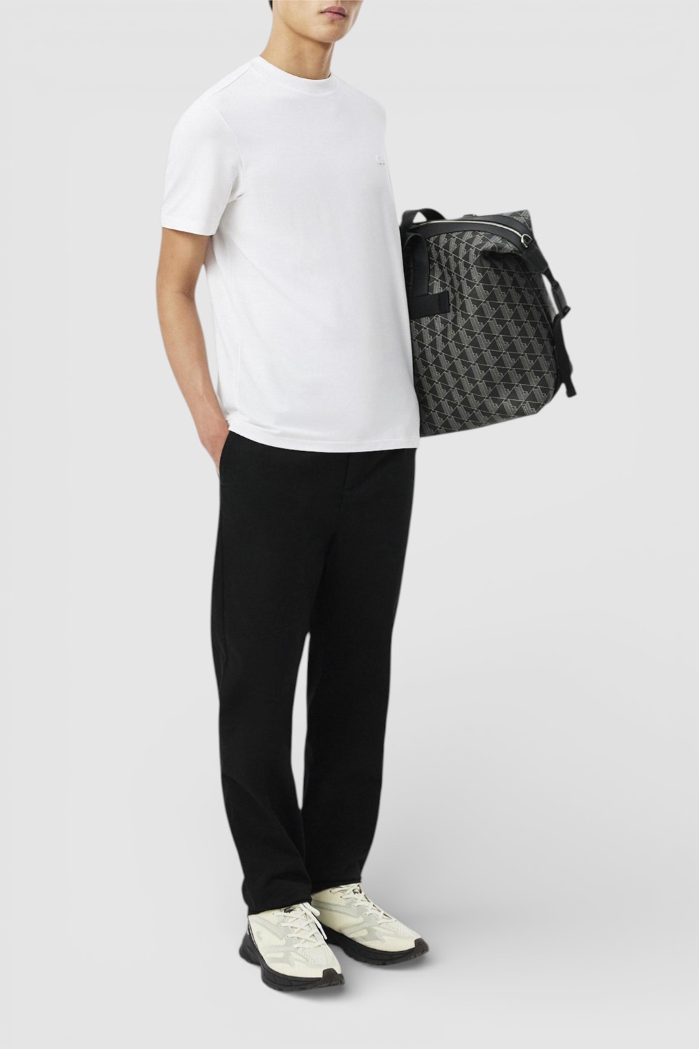 תמונת כל הלוק של חולצת טי